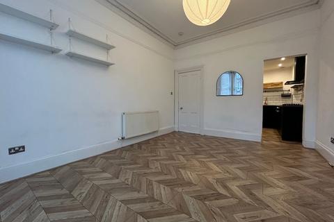 2 bedroom flat to rent, Crow Road, Broomhill, Glasgow, G11