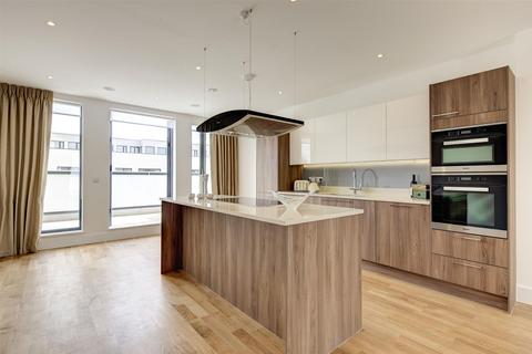 3 bedroom apartment to rent, FINCHLEY ROAD, GOLDERS GREEN, NW11