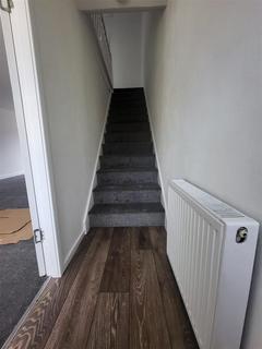 3 bedroom terraced house to rent, Hough End Lane, Leeds