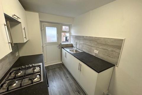 3 bedroom terraced house to rent, Hough End Lane, Leeds