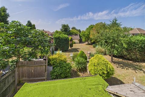 Studio to rent, Cherry Orchard Road, West Molesey