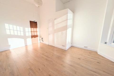 Studio to rent, Queens Avenue, Muswell Hill N10