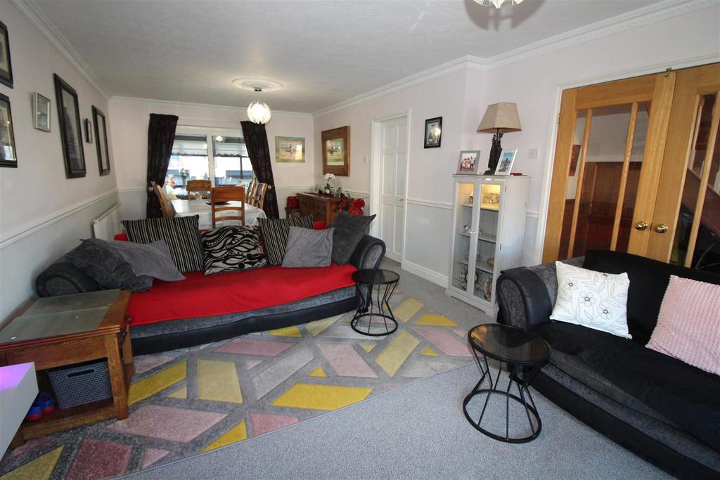 Lounge/Dining Room