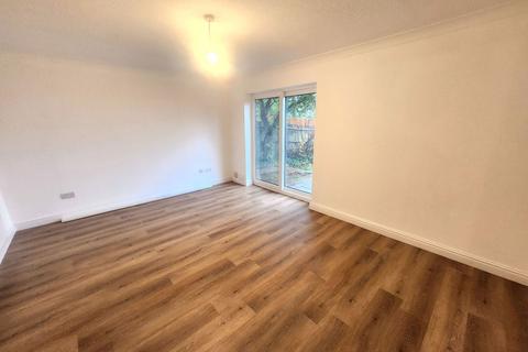 3 bedroom semi-detached house to rent, Gooch Close, Stourbridge DY8