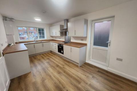 3 bedroom semi-detached house to rent, Gooch Close, Stourbridge DY8