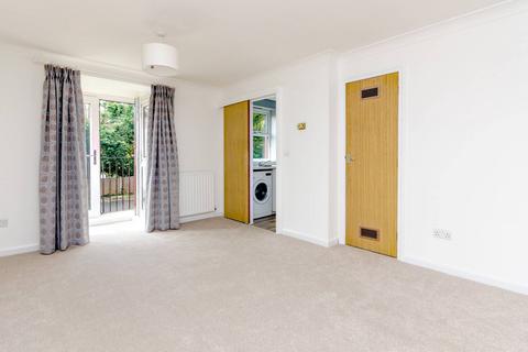 2 bedroom flat to rent, Midhope Road, Mount Hermon, Woking, GU22
