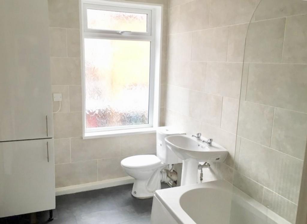 Bathroom (shower over bath)