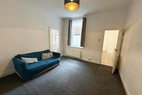 2 bedroom flat to rent, http://example.com