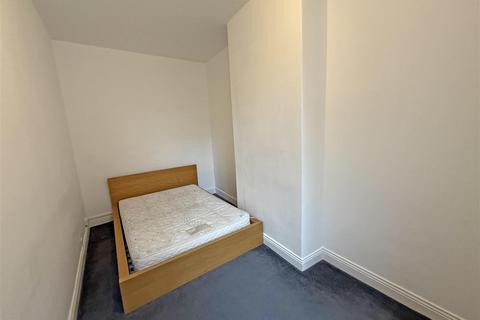 2 bedroom flat to rent, http://example.com