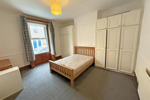 2 bedroom flat to rent, http://example.com