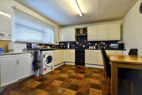 3 bedroom detached house to rent, Hazelwood Avenue, Eastbourne, BN22