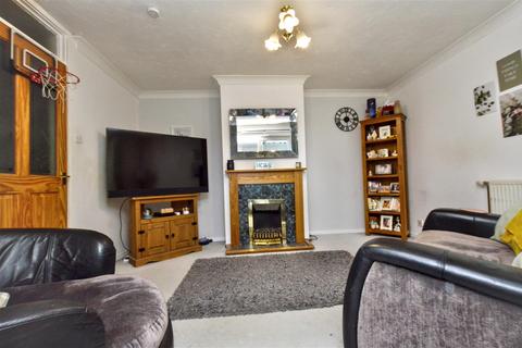 3 bedroom detached house to rent, Hazelwood Avenue, Eastbourne, BN22
