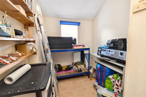 3 bedroom detached house to rent, Hazelwood Avenue, Eastbourne, BN22