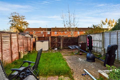 3 bedroom detached house to rent, Hazelwood Avenue, Eastbourne, BN22