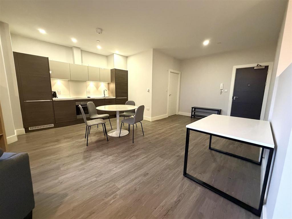 Kitchen 2.jpeg