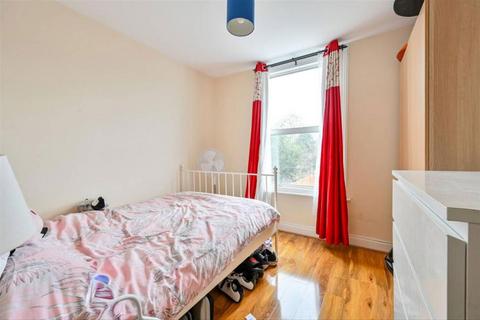 3 bedroom flat to rent, Avenue Road, London W3