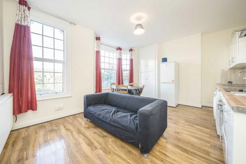 3 bedroom flat to rent, Avenue Road, London W3
