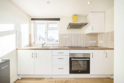 3 bedroom flat to rent, Avenue Road, London W3