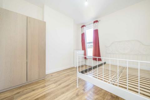 3 bedroom flat to rent, Avenue Road, London W3