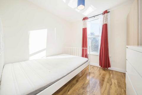 3 bedroom flat to rent, Avenue Road, London W3