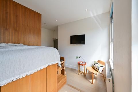 Studio to rent, Dennington Park Road