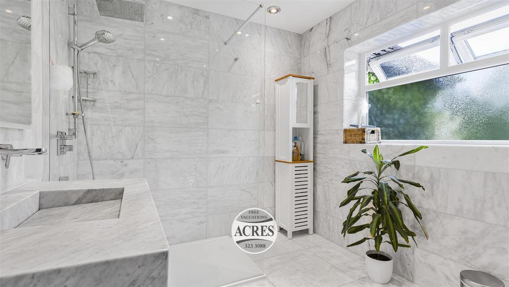 22 Shower room.jpg