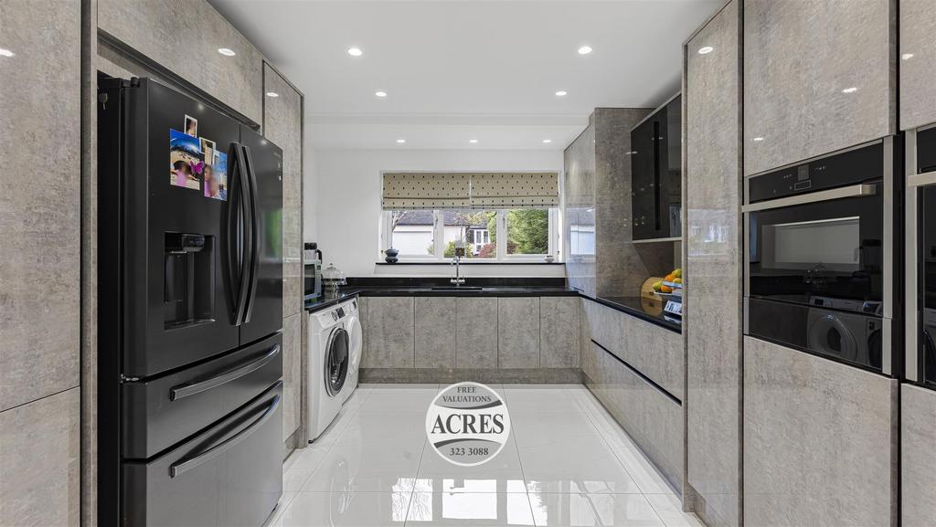 8 Kitchen.jpg