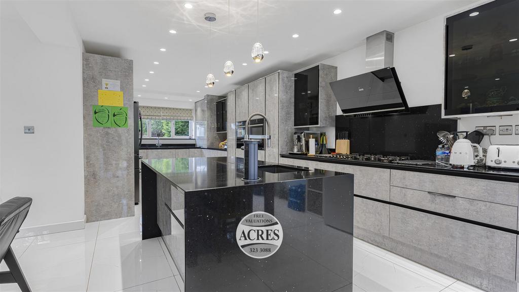 9 Kitchen.jpg