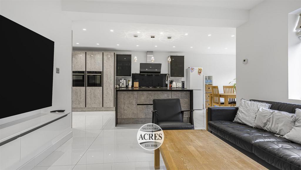 10 Kitchen.jpg