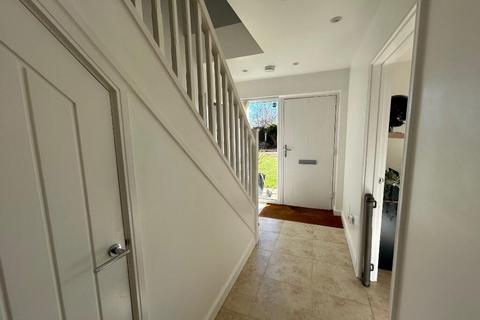 3 bedroom semi-detached house to rent, Newcombe Drive