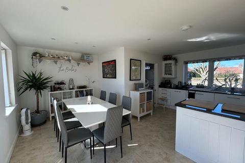 3 bedroom semi-detached house to rent, Newcombe Drive