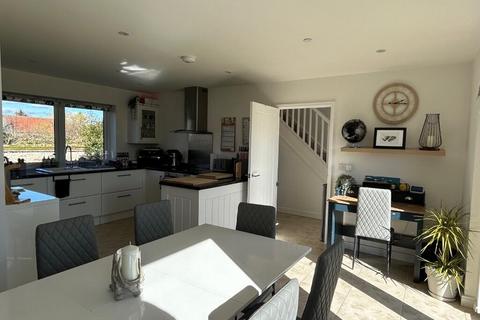 3 bedroom semi-detached house to rent, Newcombe Drive