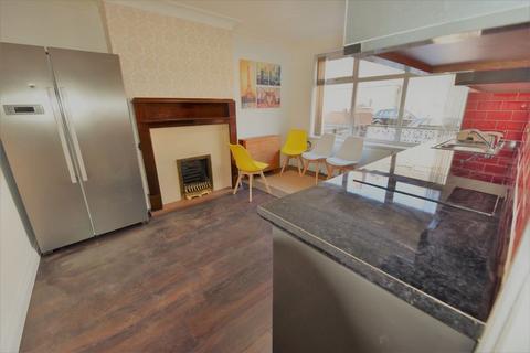 2 bedroom house to rent, Mayville Avenue