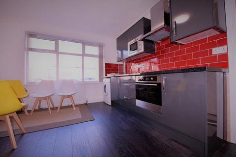 2 bedroom house to rent, Mayville Avenue