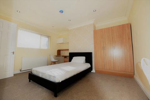 2 bedroom house to rent, Mayville Avenue