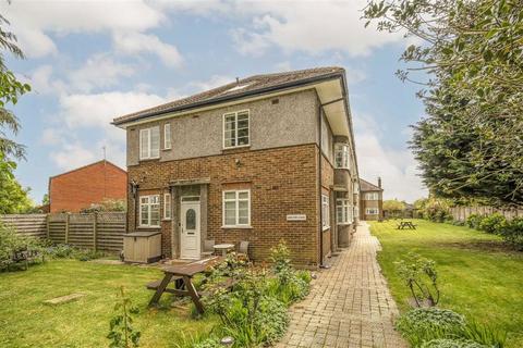 3 bedroom bungalow to rent, Kingston Close, Teddington TW11