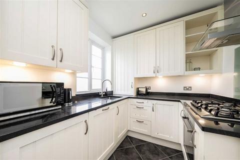 3 bedroom bungalow to rent, Kingston Close, Teddington TW11