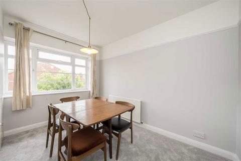 3 bedroom bungalow to rent, Kingston Close, Teddington TW11