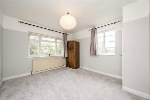 3 bedroom bungalow to rent, Kingston Close, Teddington TW11