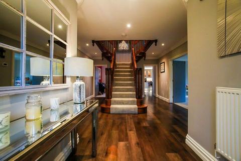 5 bedroom detached house to rent, Belfry Lane, Northampton NN4