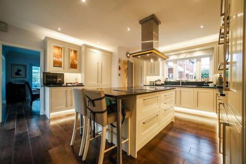 5 bedroom detached house to rent, Belfry Lane, Northampton NN4