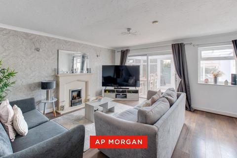 3 bedroom semi-detached house for sale, Willow Close, Bromsgrove, Worcestershire, B61