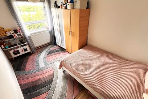 2 bedroom flat to rent, Redbridge Lane East, Ilford IG4