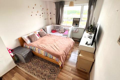 2 bedroom flat to rent, Redbridge Lane East, Ilford IG4