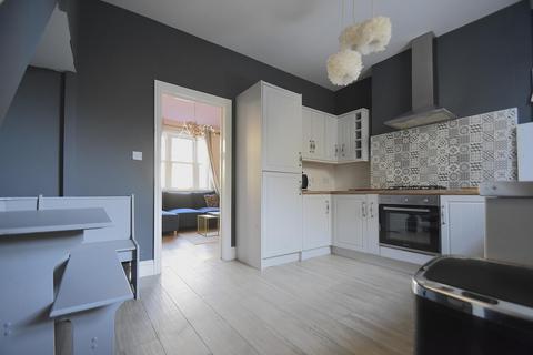 3 bedroom terraced house to rent, Trinity Road, Ventnor