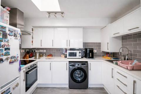 2 bedroom apartment for sale, Kensington, Stormont Court - Superb First Time Buy