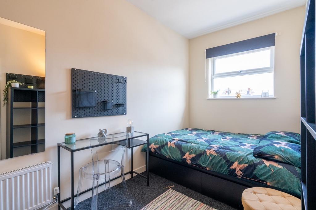 Bright, neatly presented single bedroom with a ...