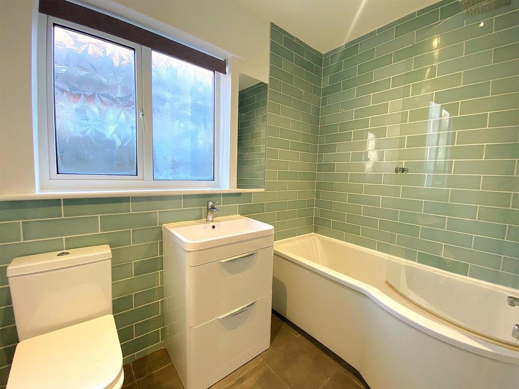 25 Hillcrest Ave - Bathroom.jpg