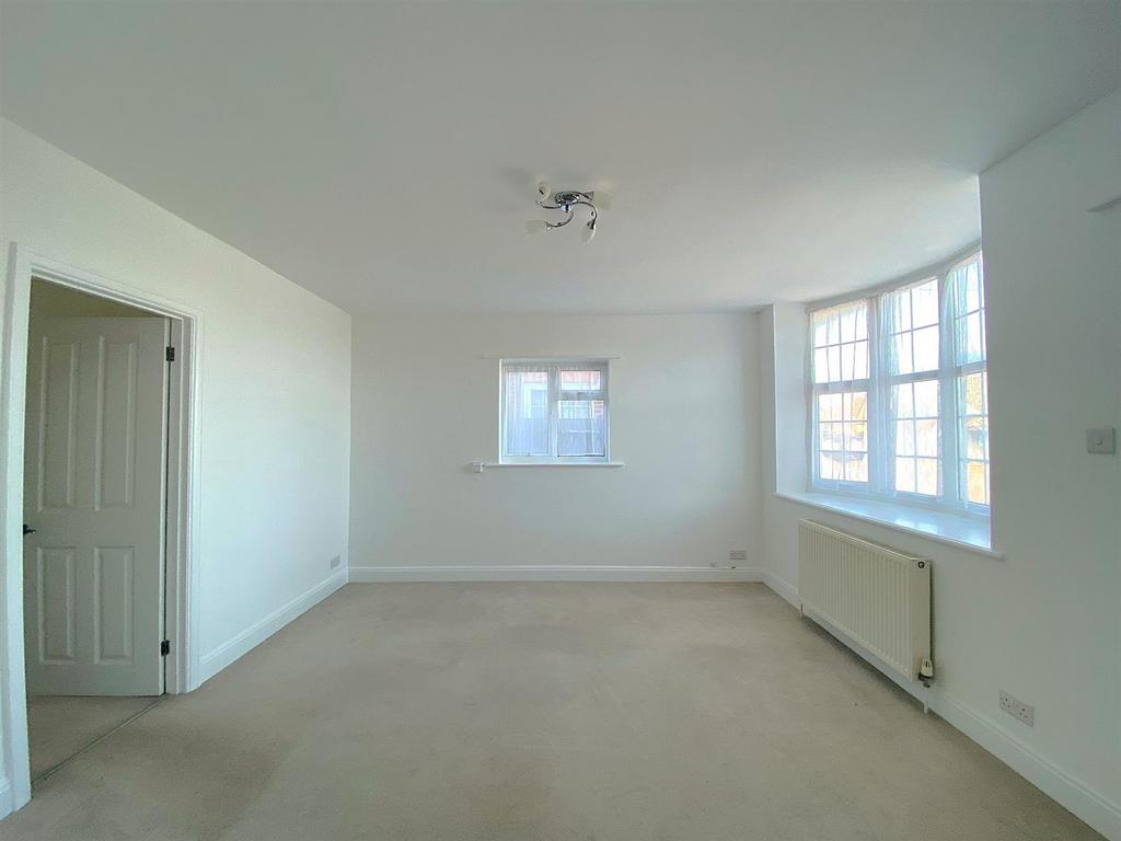 25 Hillcrest Ave - Lounge2.jpg