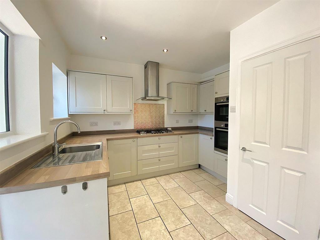 25 Hillcrest Ave - Kitchen2.jpg